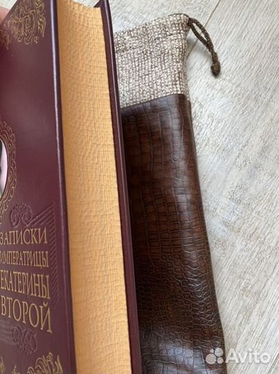 Подарочная книга в коже