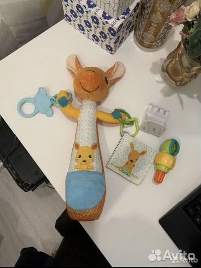 Игрушка кенгуру tiny love на пеленальный столик