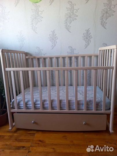 Детская кроватка-маятник