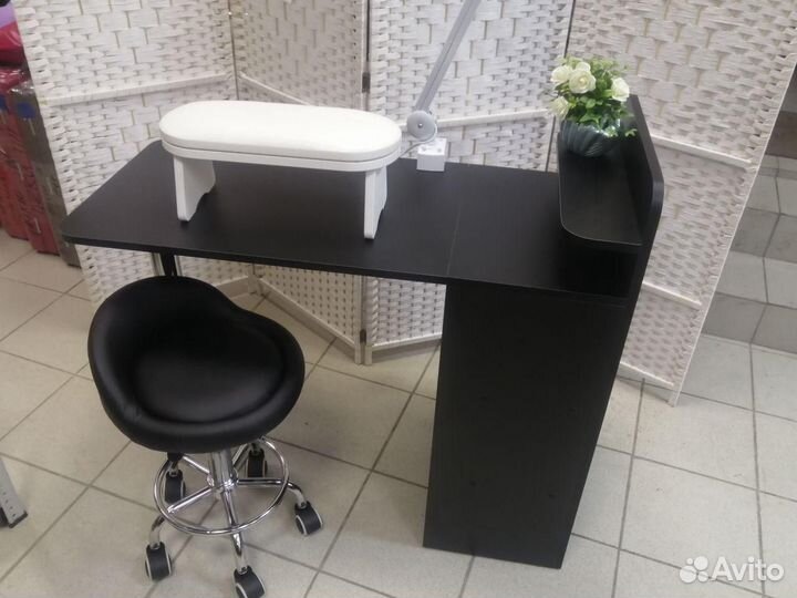 Маникюрный стол