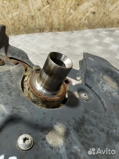 Кулак задний левый Volkswagen Golf 6