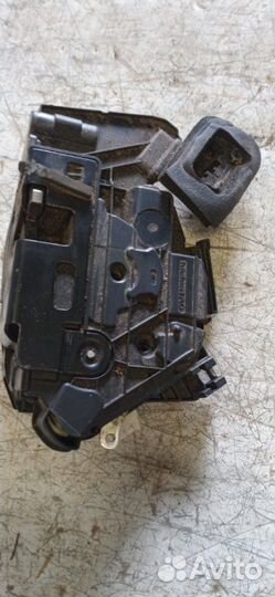 Замок двери передний левый Volkswagen Jetta 6