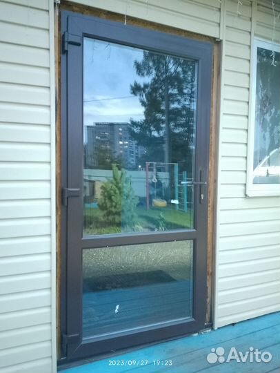 Дверь пластиковая входная