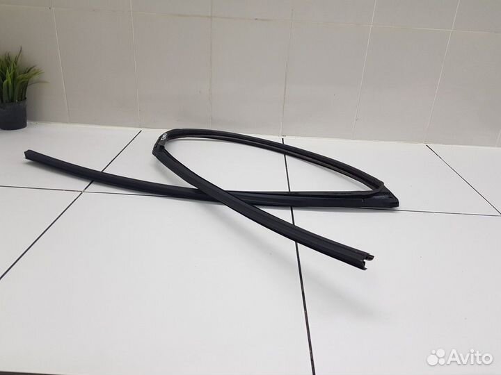 Уплотнитель стекла задний левый (Haval F7)