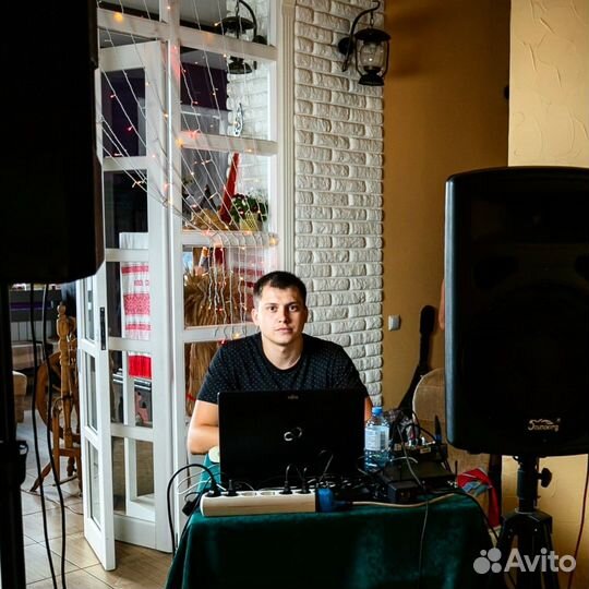 Диджей с аппаратурой