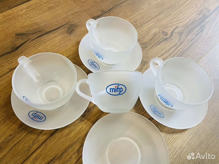 Набор чашек с блюдцами