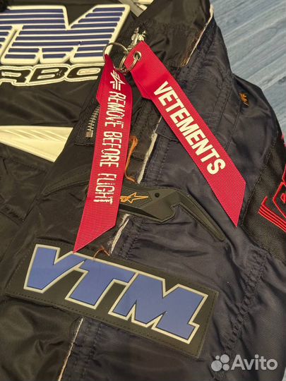На руках Vetements Alpfa Racing bomber
