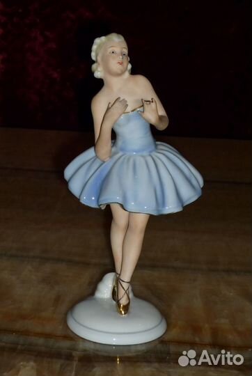 Статуэтка фарфоровая 