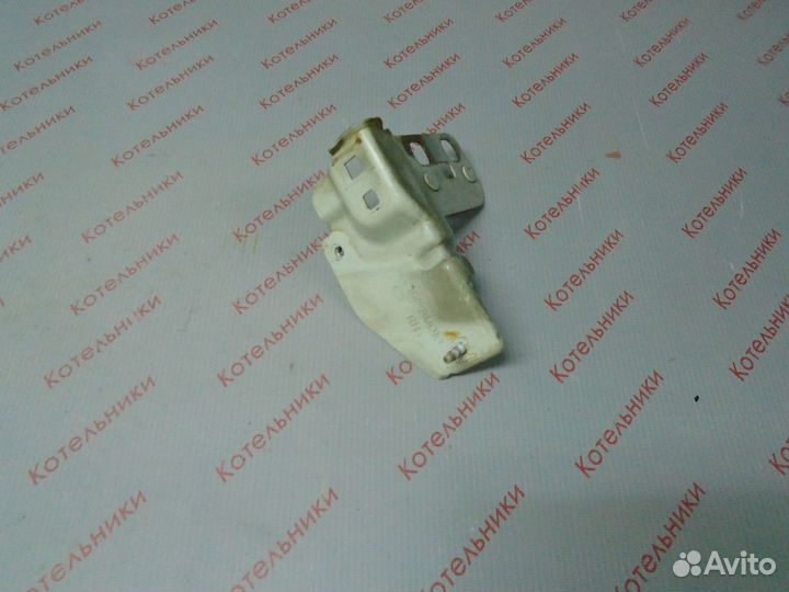 Nissan 62292-BV030 Кронштейн правый