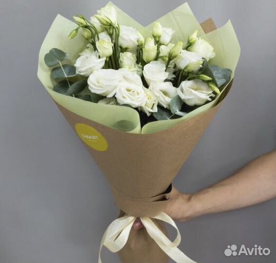 Букет из эустом и эвкалипта