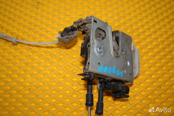 Замок двери передний правый Audi A8 D2