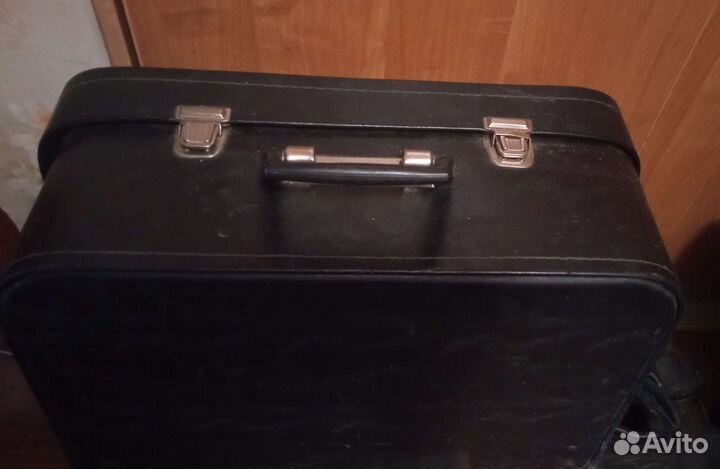 Электрическая швейная машинка