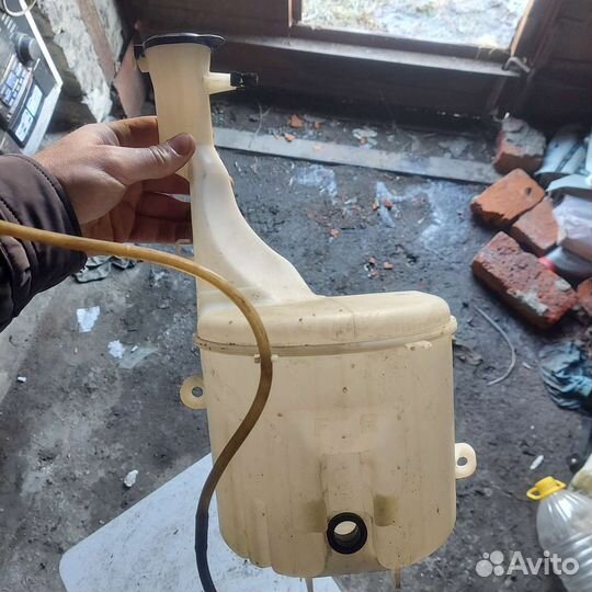 Бочек омывателя toyota vitz