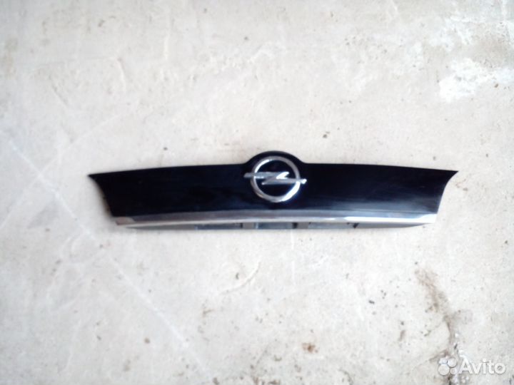 Накладка крышки багажника Opel Meriva B 2014 год