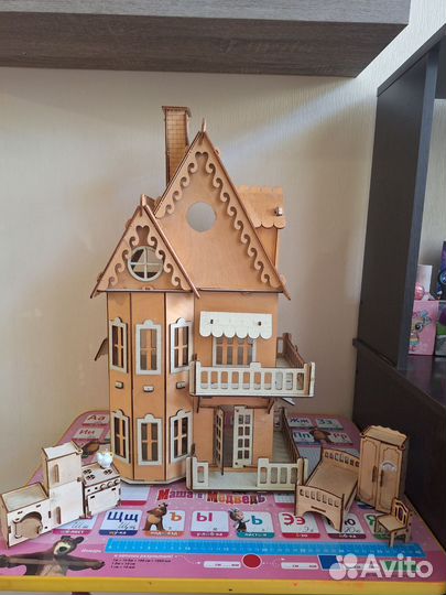 Кукольный домик с мебелью деревянный