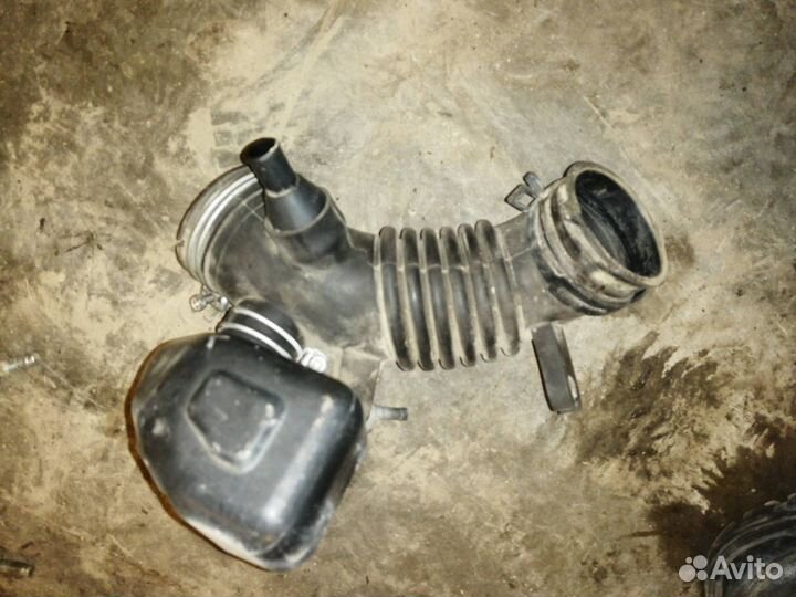 Патрубок воздушного фильтра Toyota Voxy AZR60G