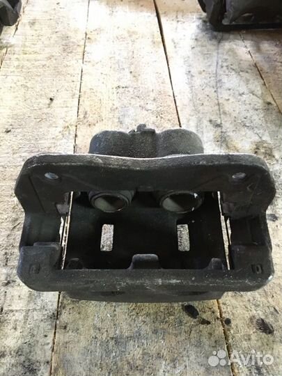 Суппорт тормозной передний левый Honda Accord 8