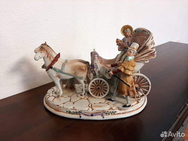 Фарфор статуэтка Карета с дамой и кавалером гдр