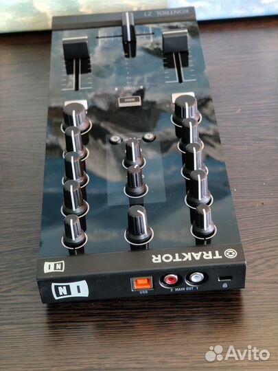 DJ контроллер Traktor Kontrol Z1