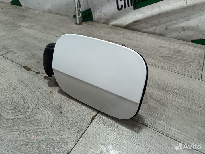 Лючок бензобака для Skoda Octavia A7 (2017) белый