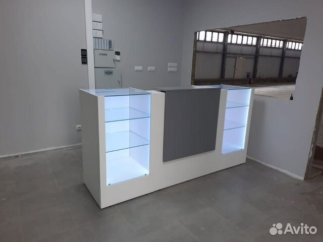 Стойка ресепшн Витрина