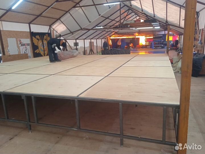 Боксерский ринг на подиуме