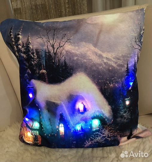 Подушка светится фонариками