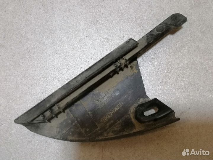 Уголок передней левой двери Audi 80 B3