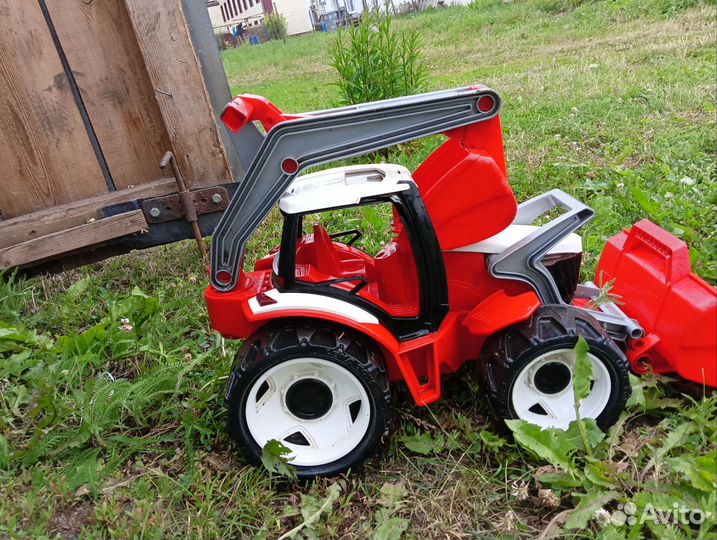 Игрушечный трактор