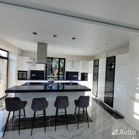 Кухня современном стиле с островом под ключ