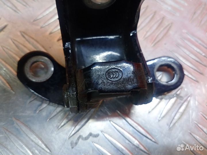 Петля двери верхняя передняя правая Toyota Camry 8