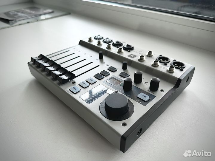 Микшерный пульт Behringer flow 8