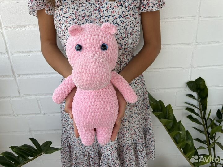 Вязанная игрушка Бегемот из плюшевой пряжи 35 см