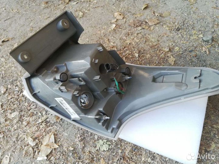 Продам заднюю левую фару outlander