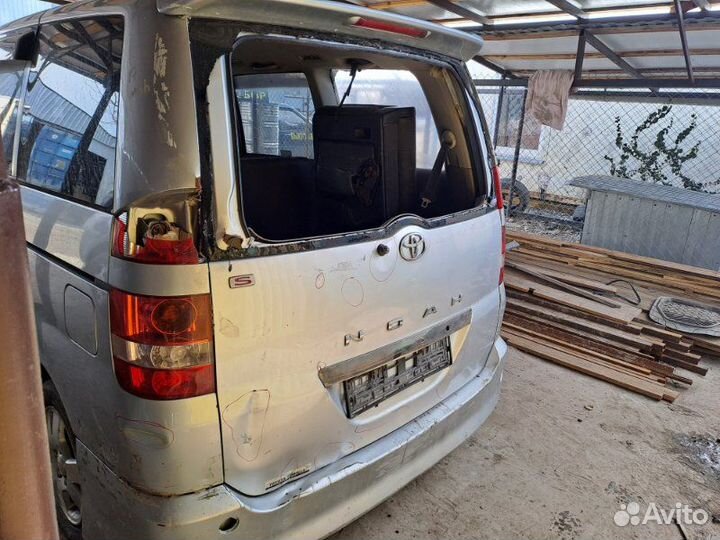 Дверь багажника Toyota Noah AZR60 1AZ-FSE 2002