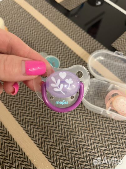 Соски пустышки и расческа для новорожденных