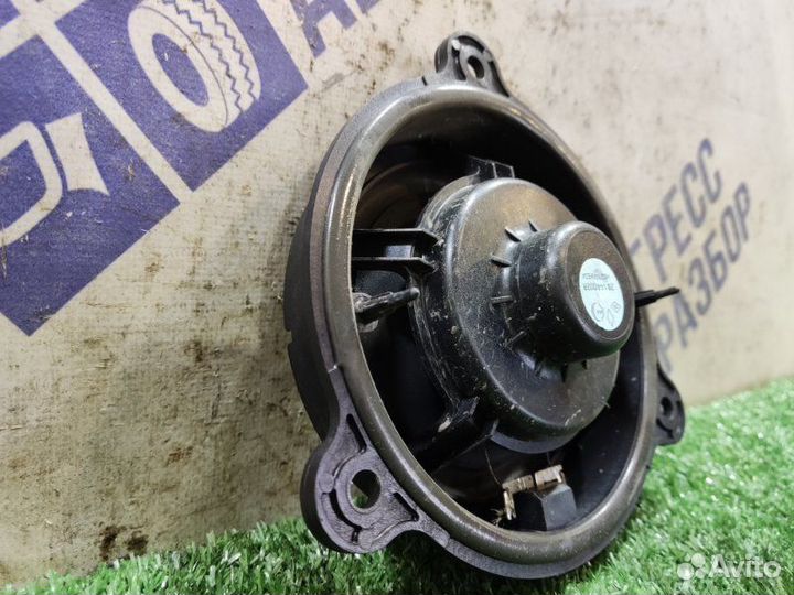 Динамик передний правый Renault Fluence седан 1.6