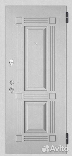 Входная дверь в квартиру с зеркалом