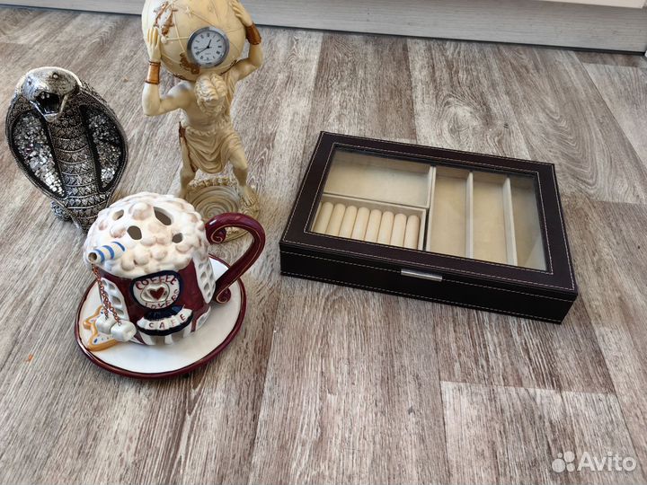 Статуэтка, подсвечник, шкатулка, картины