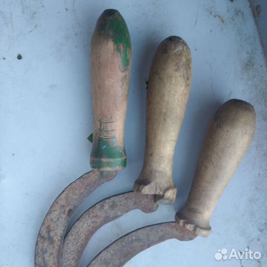 Серп и приспособление для очистки брёвен