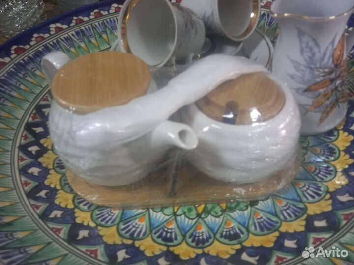 Фарфоровый чайник и сахарница
