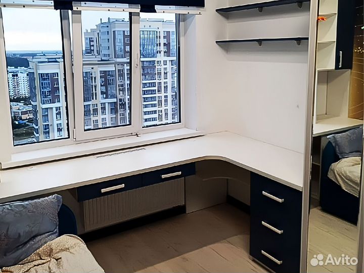 Письменный стол у окна на заказ