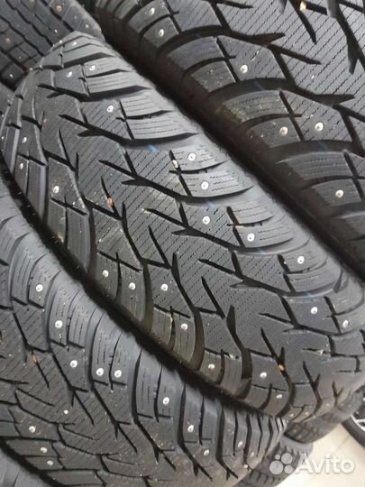 Royal Black Royal Stud 215/65 R16