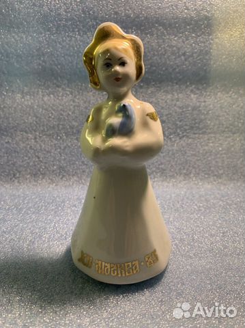 Статуэтка девушка с голубем. Москва 85