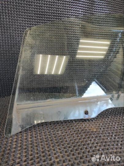 Стекло двери переднее левое Nissan Liberty RM12