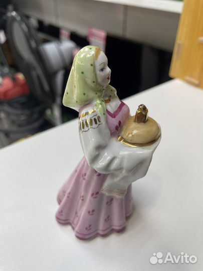Фарфоровая статуэтка девушка с караваем