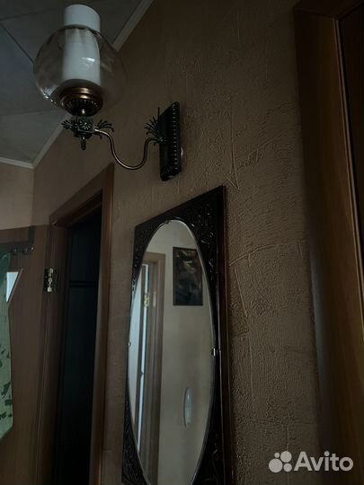 Зеркало и светильник