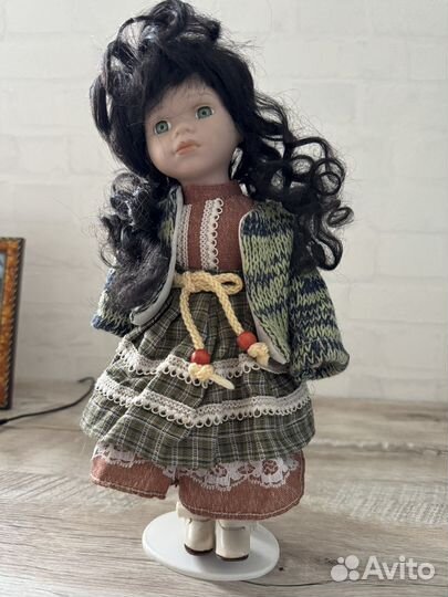 Кукла фарфоровая