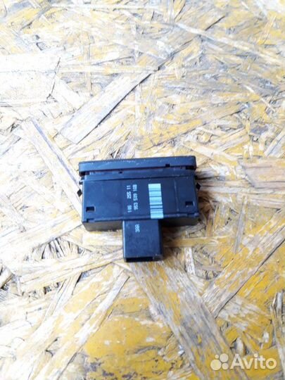 Кнопка аварийной сигнализации Volkswagen Passat B7