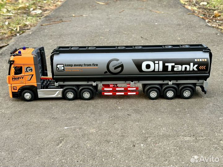 Модель тягач с цисцерной на радиоуправлении